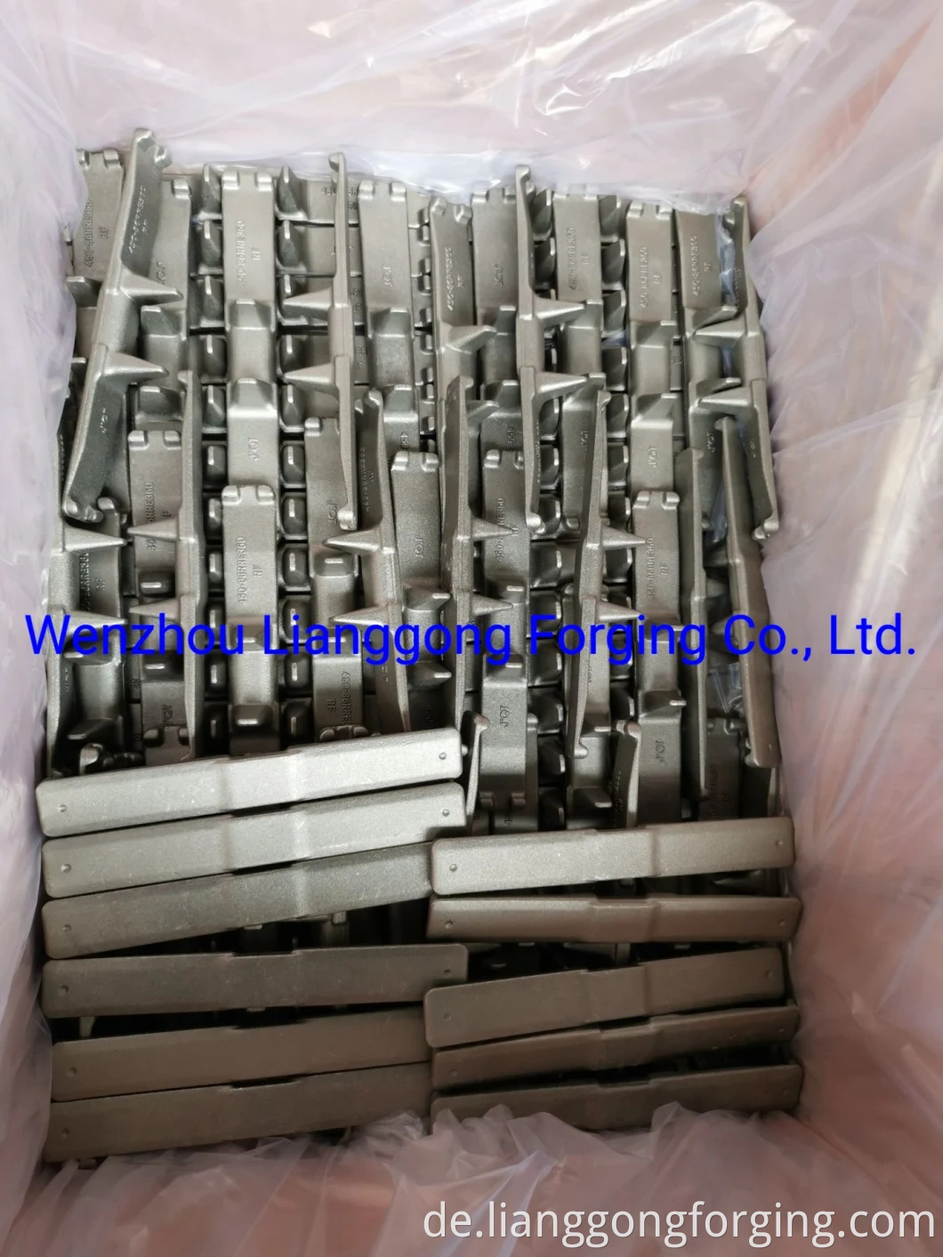 Forged Track Shoes Undercarriage Parts for Excavator and Bulldozer China Manufacturer